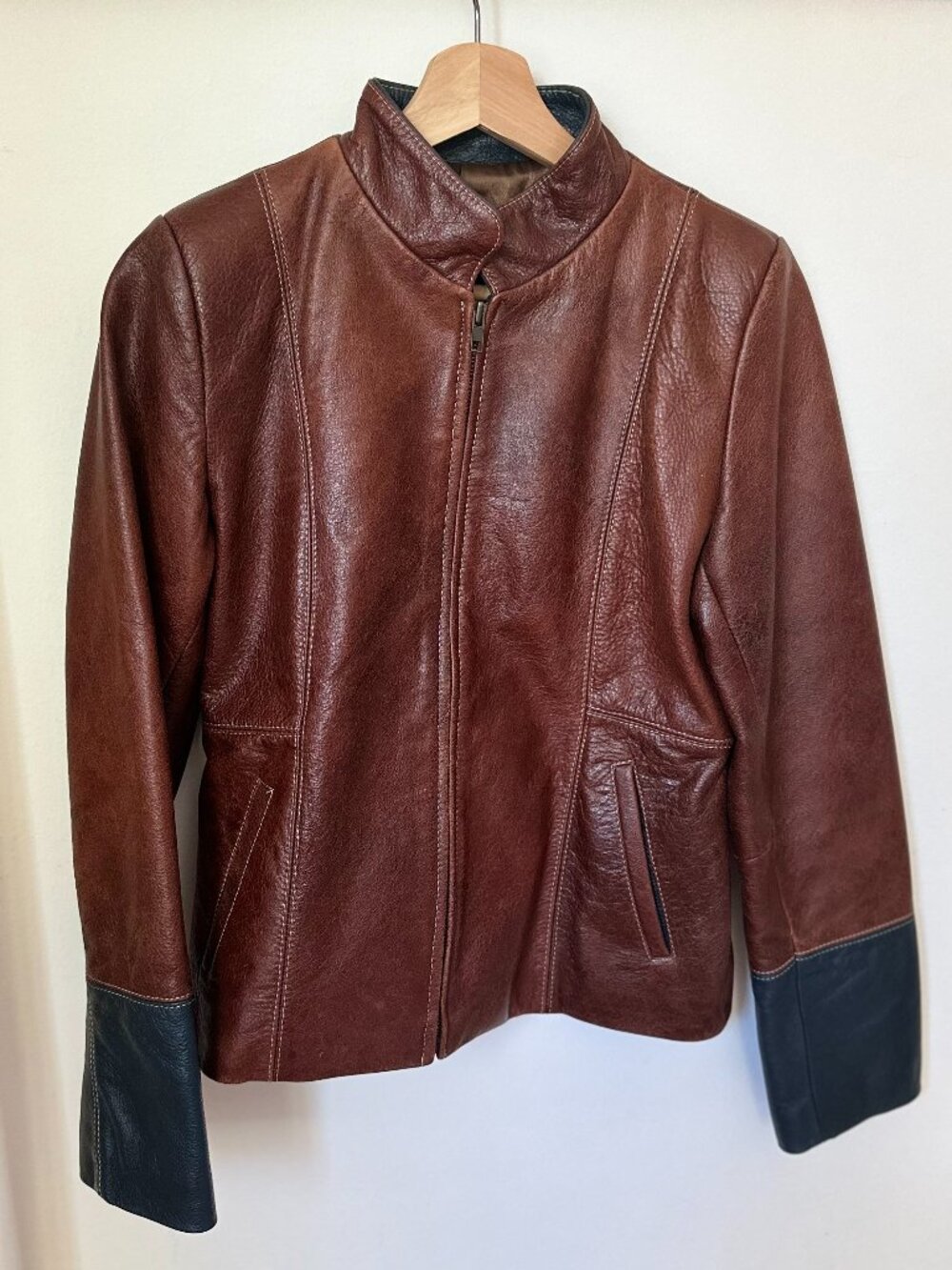 100% Genuine Leather Moto Style Jacket with Black Contrast Cuffs – Women’s  Sz S